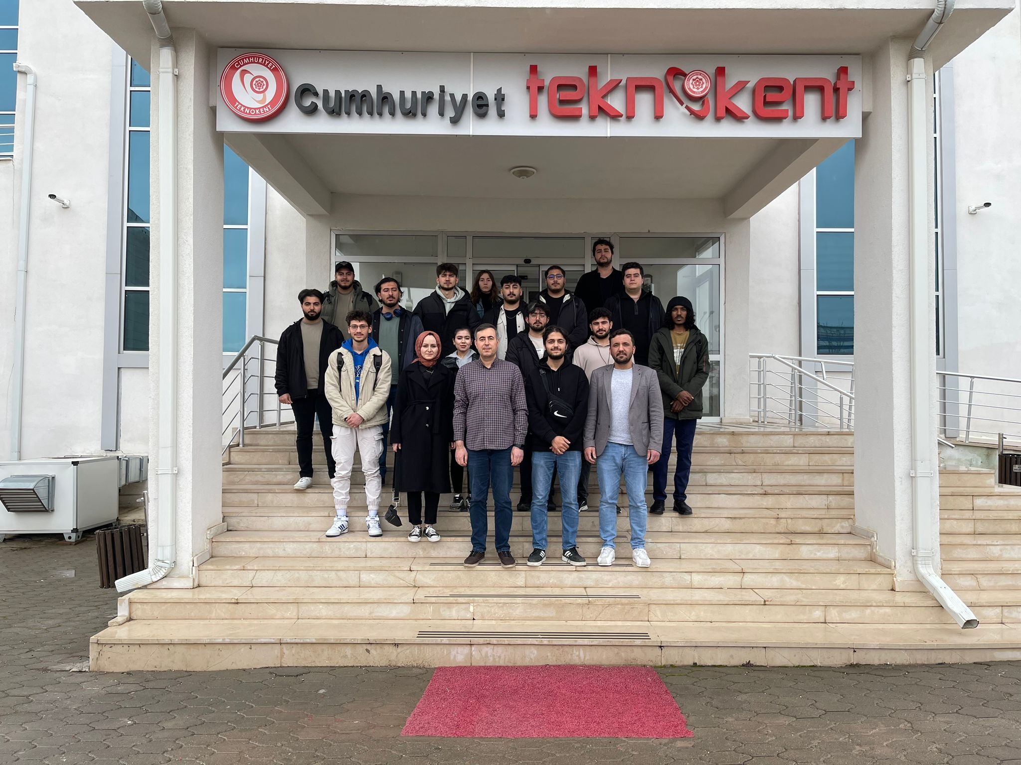 Sivas Cumhuriyet Üniversitesi Mekatronik Mühendisliği öğrencileri Cumhuriyet Teknokent’i ziyaret etti. 